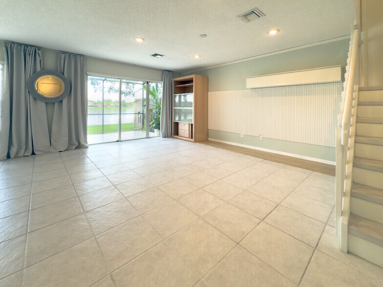 Building Photo - 1705 SW 110th Ter