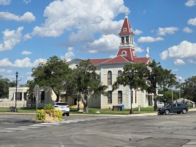 Building Photo - Floresville 3rd St Apartments