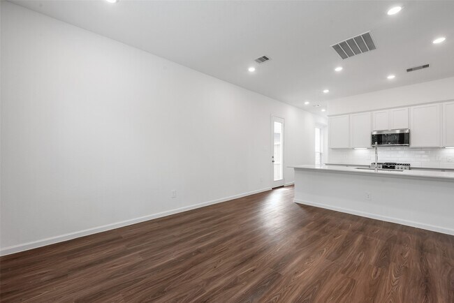 Building Photo - 653 Royal Arch Dr