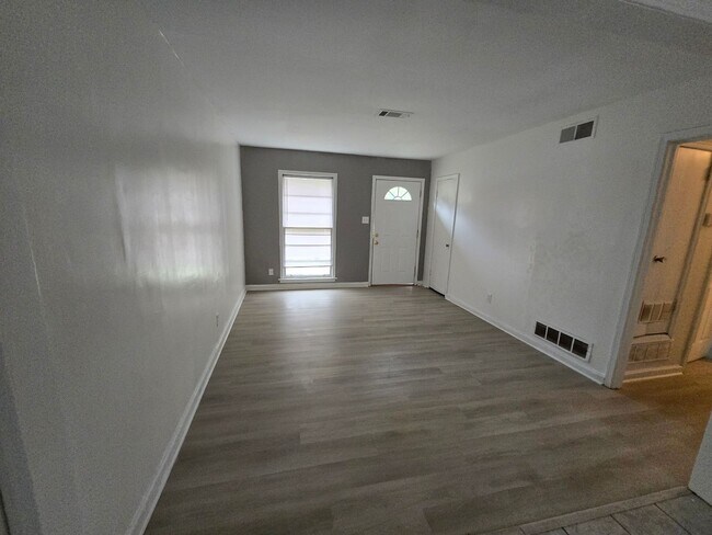 Building Photo - Great Price for this Updated Home