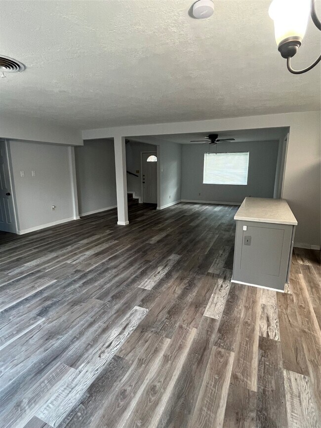 Building Photo - 5730 Cartagena St