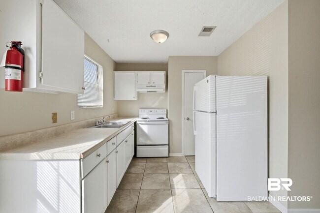 Building Photo - 6415 Schoel Ln