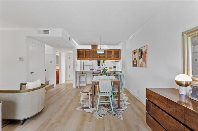 Building Photo - 1105 Fontana Dr