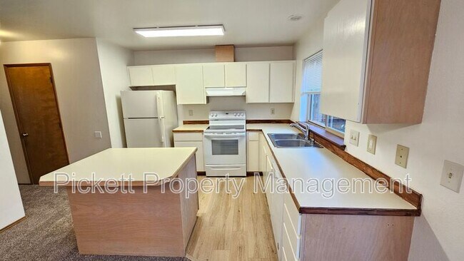 Building Photo - 1334 NE Jasmine Ln