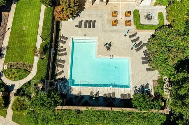 Building Photo - 220 Renaissance Pkwy NE