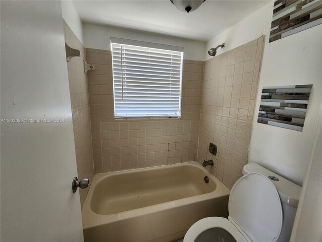 Building Photo - 9962 Twin Lakes Dr
