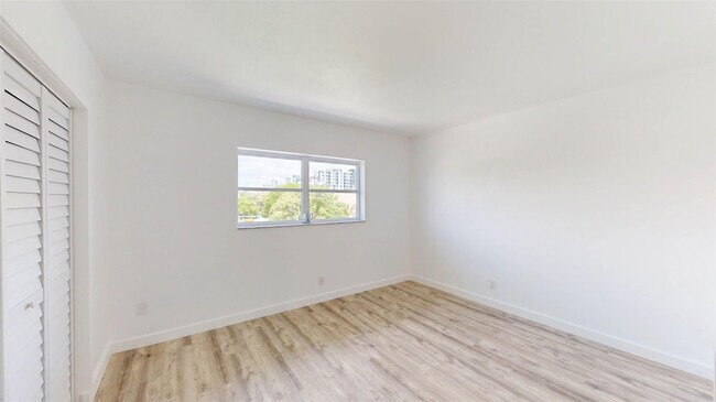 Building Photo - 651 Pine Dr