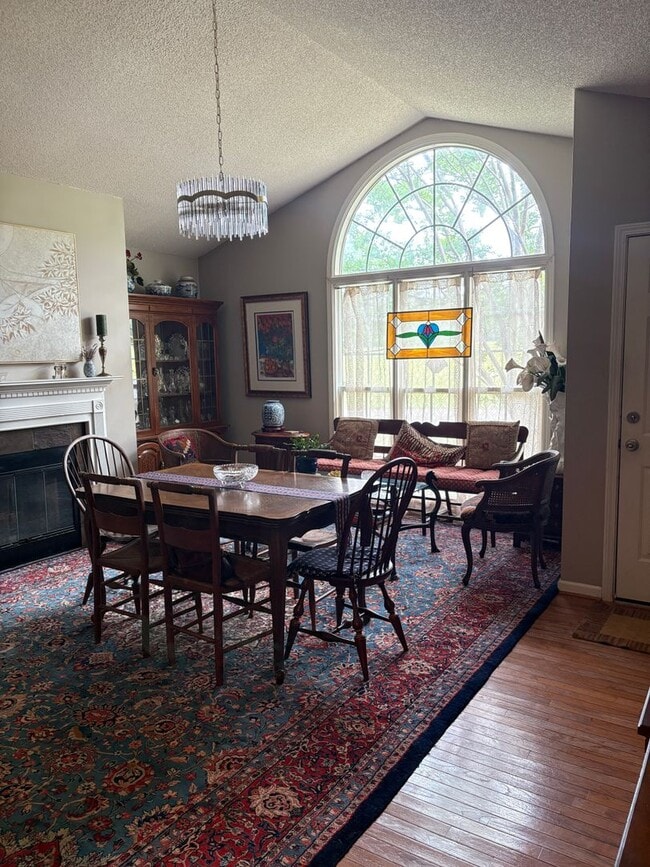Building Photo - Large, private home in Rivercliff
