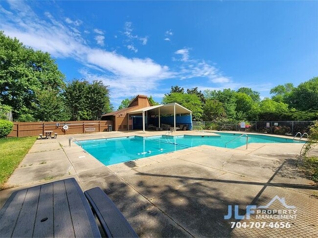 Building Photo - Great 2 bed/2 bath Condo in Convenient Charlotte Area!