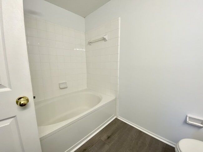 Building Photo - Spacious, One Bedroom Apartment W/ a Balcony!