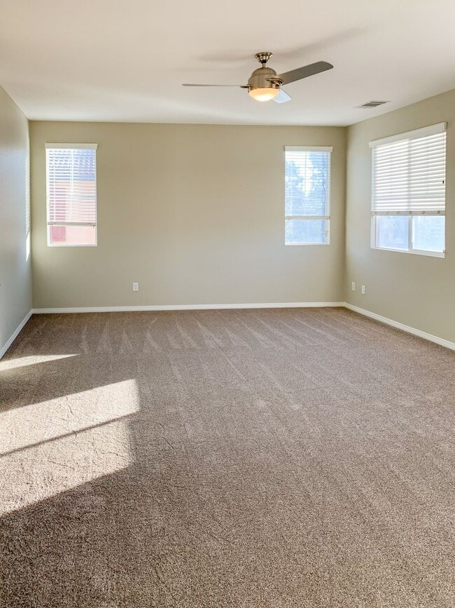 Building Photo - Large 5-Bedroom Home in the Heart of Lake ...
