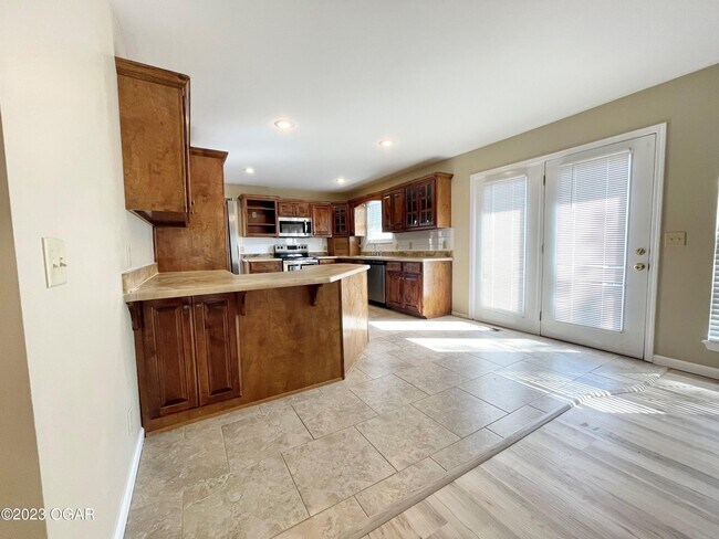 Building Photo - 913 Briarview Dr