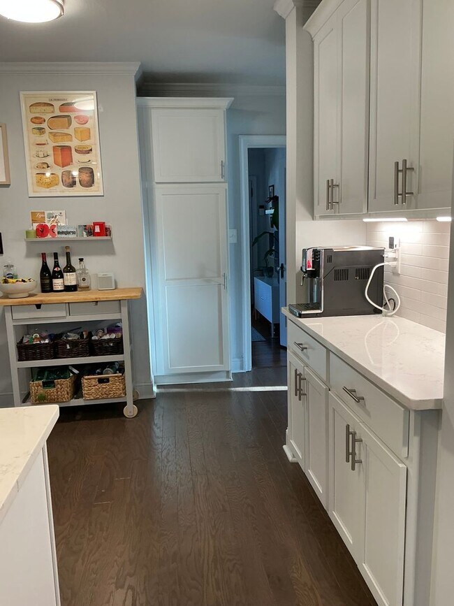 Building Photo - Charming 3 bedroom/ 2 bathroom in Normaltown, Home Close to UGA and Hospitals!