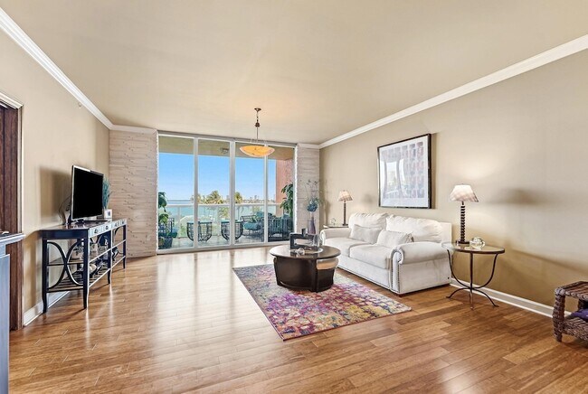 Building Photo - 2650 Lake Shore Dr