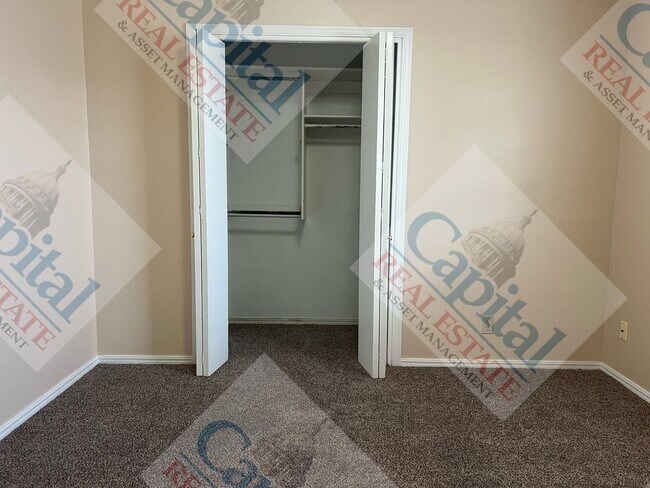 Building Photo - Charming 3 Bedroom