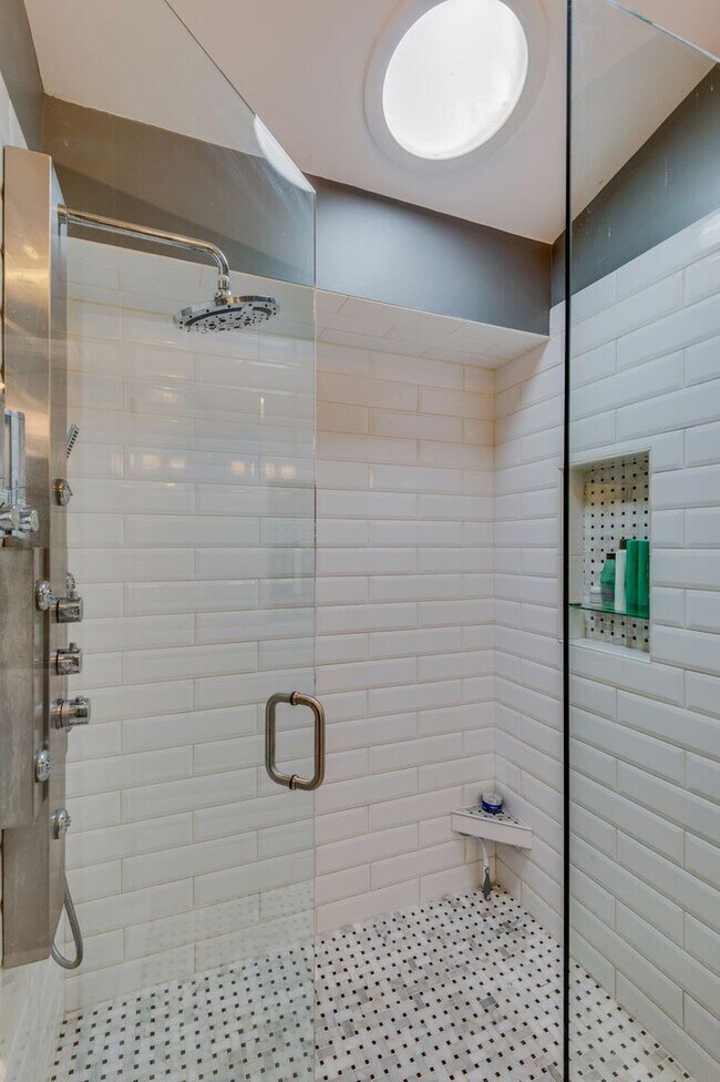 Building Photo - 511 Prince of Wales Ct