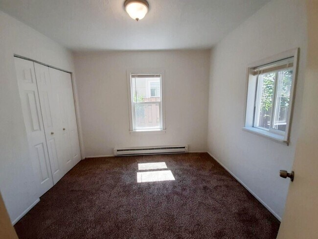 Building Photo - Spacious 5 bedroom/1.5 bath home in Spring...