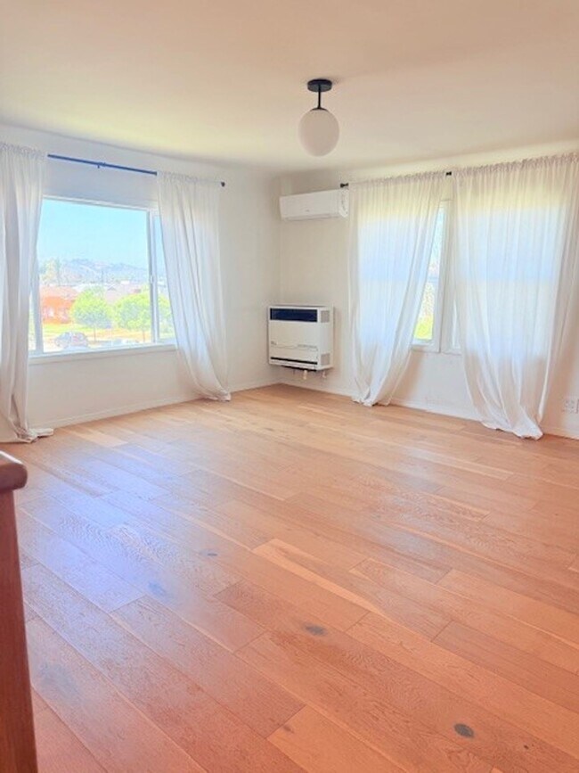 Building Photo - 1/2 OFF FIRST MONTH! BEAUTIFUL & SPACIOUS ...