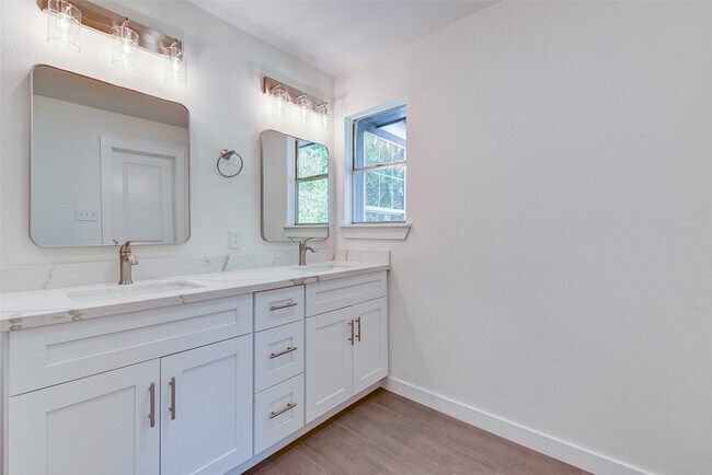 Building Photo - 16813 Glen Eagle Dr N