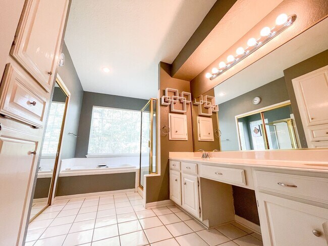 Building Photo - Beautiful 4 Bedroom 2.5 Bathroom Home in L...