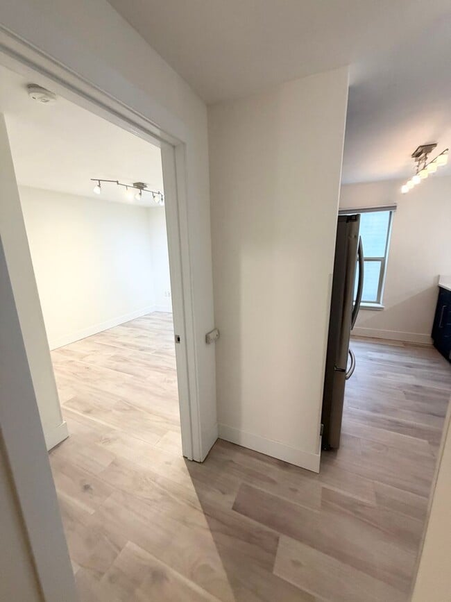 Building Photo - 1550 Eastlake Ave E