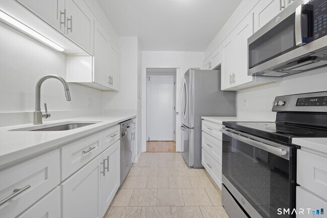 Building Photo - 140 Field Point Rd