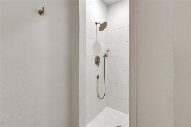 Building Photo - 9800 Willow Wind Dr