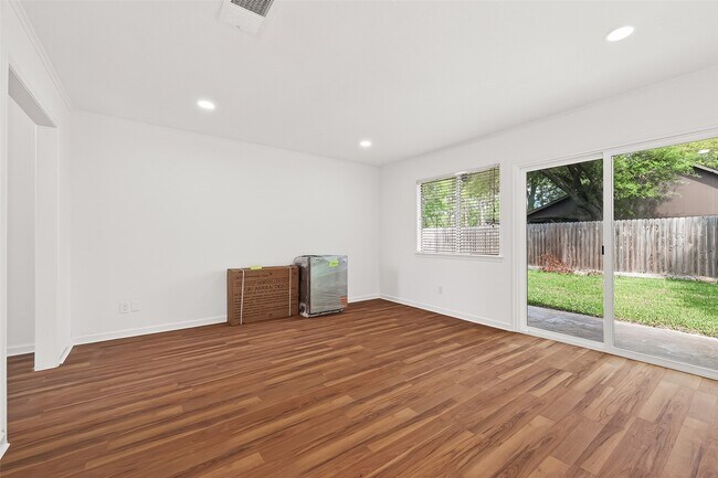Building Photo - 15903 Hickory Knoll Dr