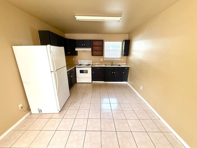 Building Photo - 424 Amires Pl