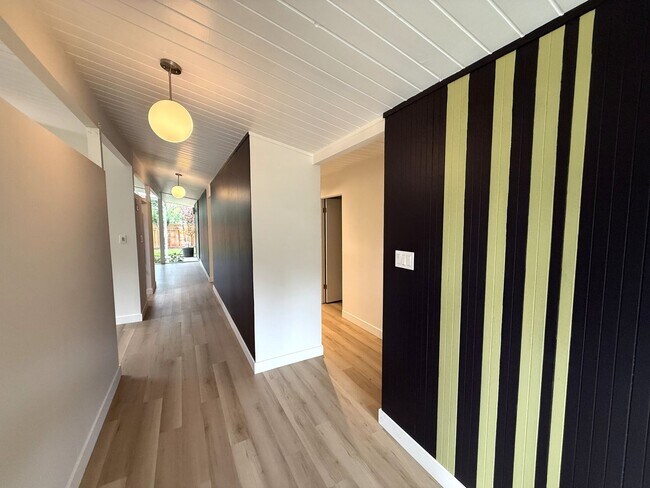 Building Photo - BEAUTIFUL UPDATED FOUR BEDROOM / TWO BATH ...
