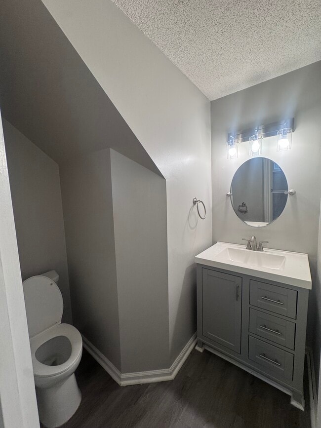 Building Photo - 4218 Queen Victoria Pl