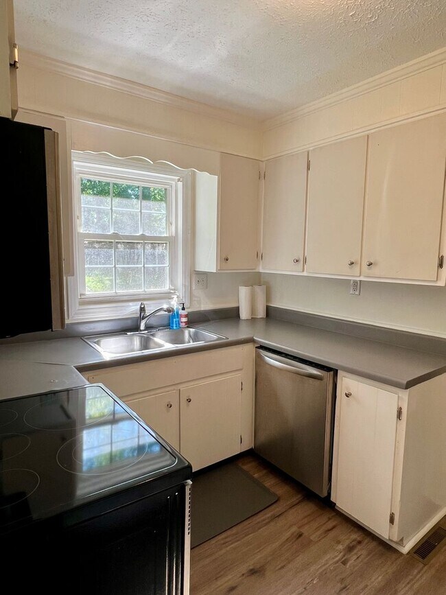 Building Photo - 3 Bedroom home for rent in Hendersonville!