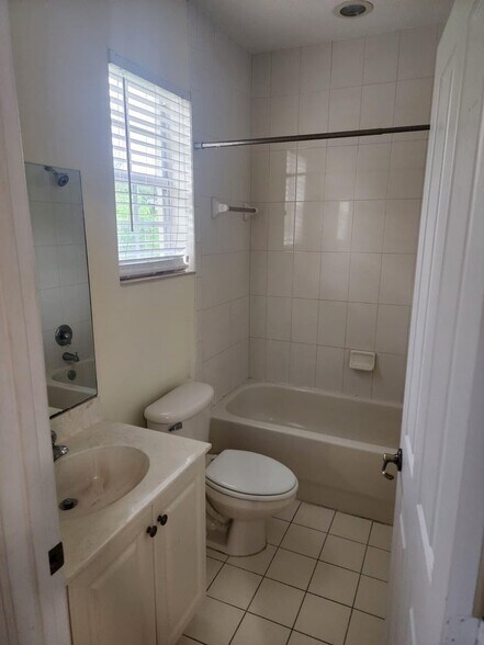 Building Photo - 460 Marbella Dr