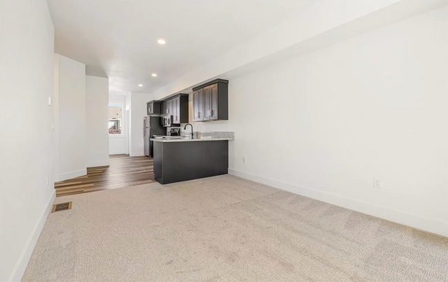 Building Photo - 5856 SE 18th St