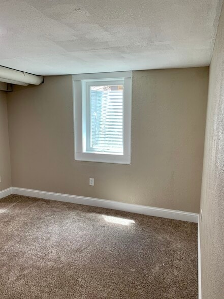 Primary bedroom - 821 W 7th St