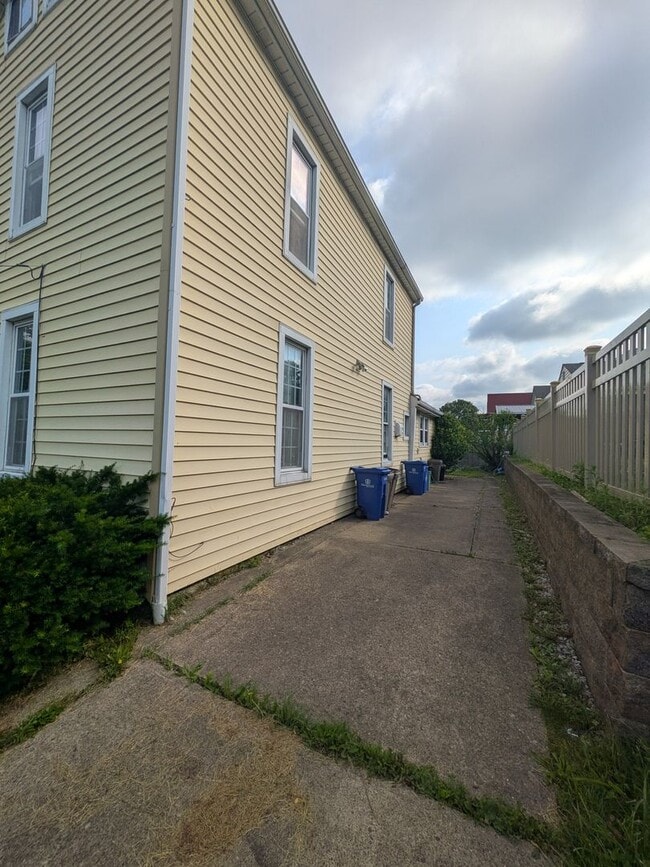 Building Photo - 725 Chartiers St