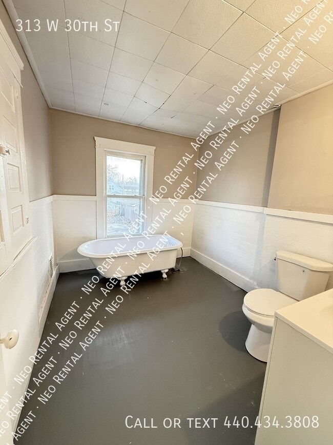 Building Photo - 313 W 30th St