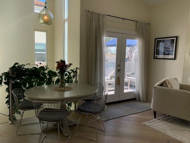 Building Photo - Coastal Living at Its Best | 3 Bed + 2 Bat...