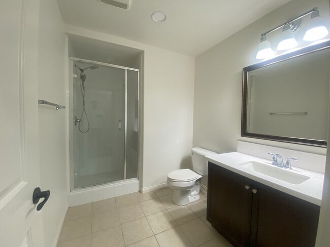 Building Photo - Move-in Ready Townhome in Parklike Community