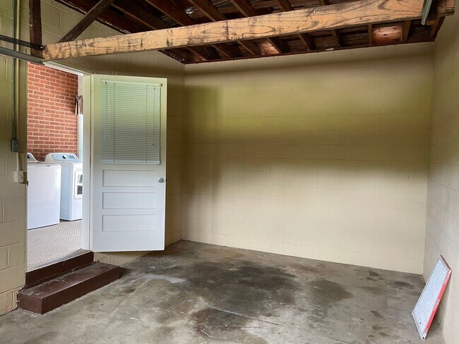 Building Photo - Beautiful 2 Bed, 1 Bath Brick Home in coun...