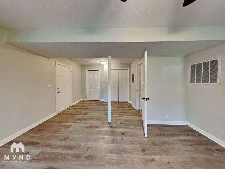 Building Photo - 2901 Newark Dr