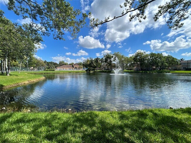 Building Photo - 301 Palm Way