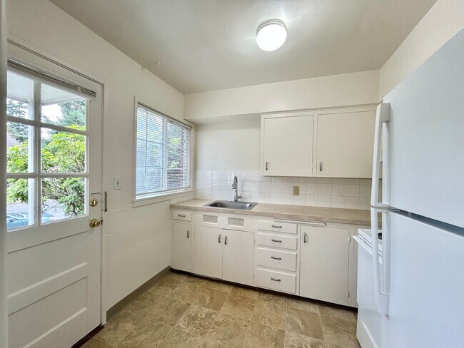 Building Photo - One Bed, One Bath, Vintage Charmer!