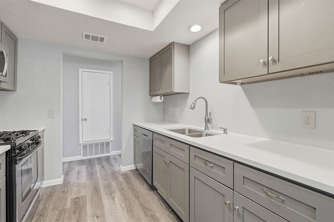 Building Photo - 3930 Leafield Dr