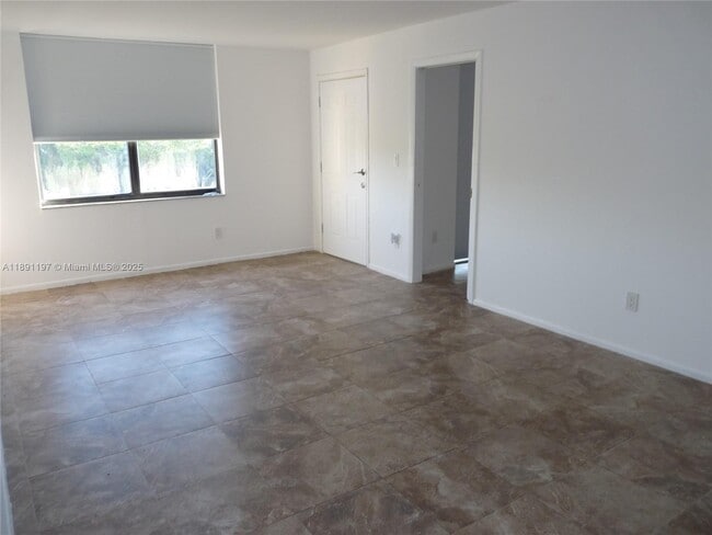 Building Photo - 14601 N Kendall Dr