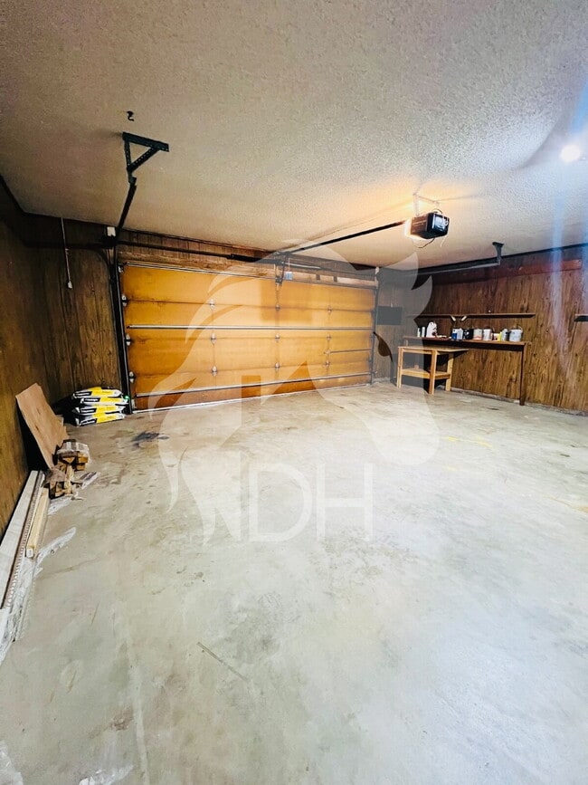 Building Photo - 414 Deer Run