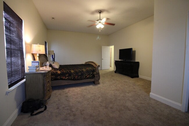 Building Photo - 650 Dunrobin Ln