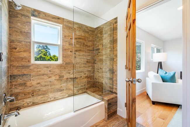 Bathroom bedroom 4 - 17001 Bollinger Dr