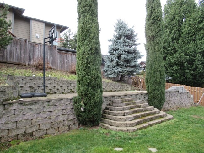 Building Photo - Large Four Bedroom in South Salem