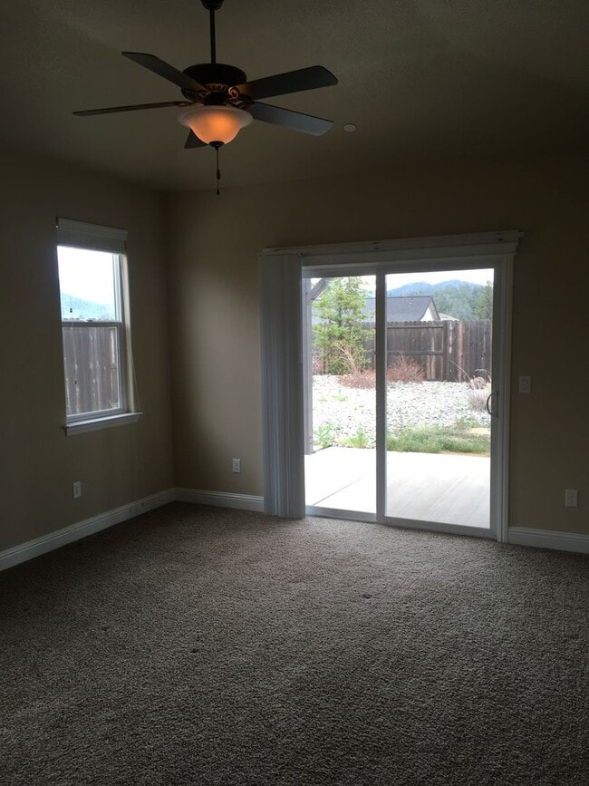 Building Photo - Beautiful Shasta Lake home with Landscapin...